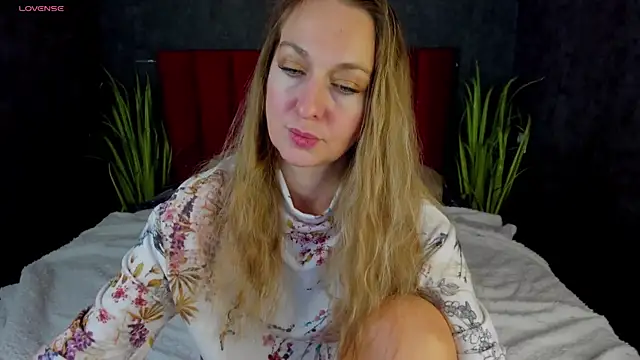 Snapshot of GwenCarter chatting on January 13, 2025, 12:56 pm GwenCarter online show from January 13, 2025, 12:56 pm