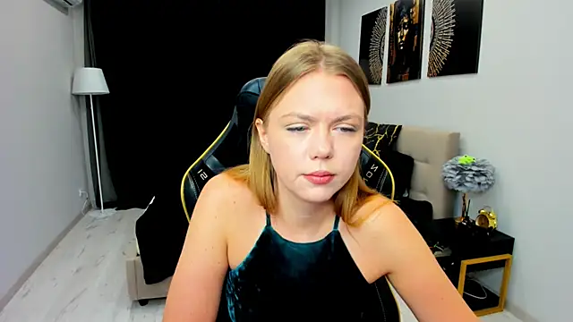 Strawberrye online show from February 24, 2026, 3:18 am