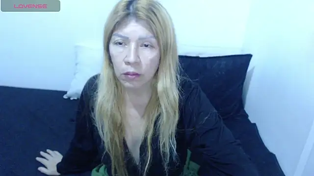 Snapshot of Dulce-Bella chatting on April 19, 2026, 6:43 pm Dulce-Bella online show from April 19, 2026, 6:43 pm