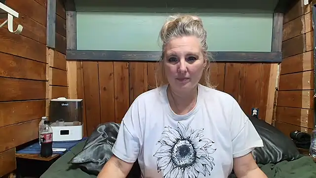 Snapshot of lisaxlovexxx chatting on May 16, 2026, 1:37 am lisaxlovexxx online show from May 16, 2026, 1:37 am