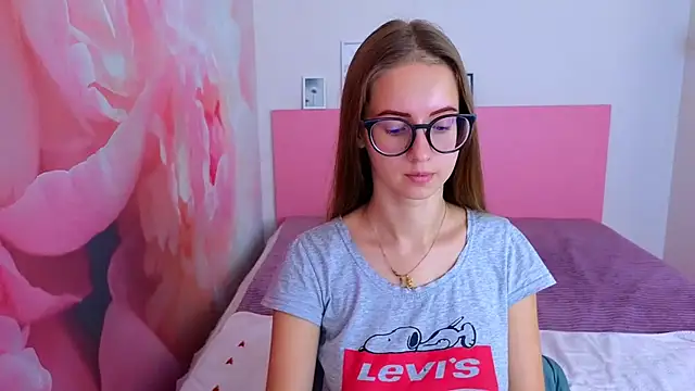 Snapshot of AliceAdams chatting on October 22, 2025, 6:35 am AliceAdams online show from October 22, 2025, 6:35 am