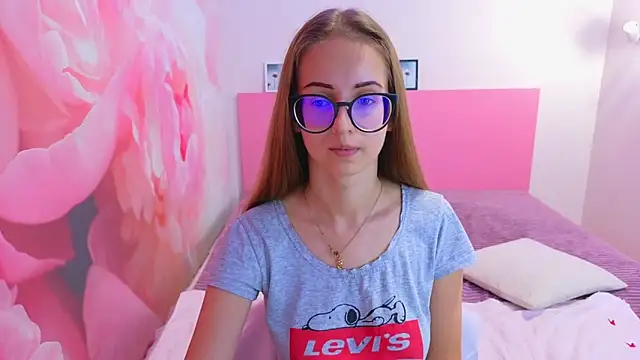 Snapshot of AliceAdams chatting on October 10, 2025, 7:20 am AliceAdams online show from October 10, 2025, 7:20 am