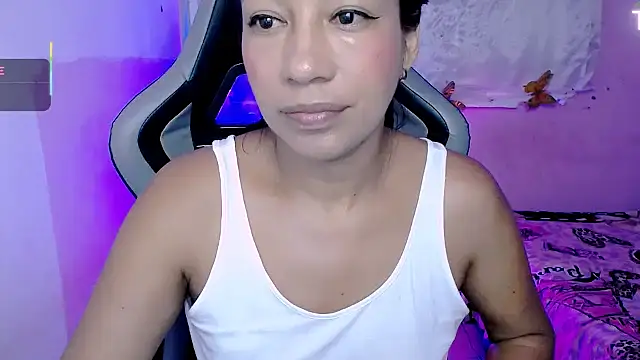 Snapshot of ninatiny chatting on October 17, 2025, 10:29 am ninatiny online show from October 17, 2025, 10:29 am