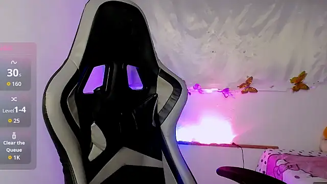 Snapshot of ninatiny chatting on November 15, 2025, 9:02 am ninatiny online show from November 15, 2025, 9:02 am