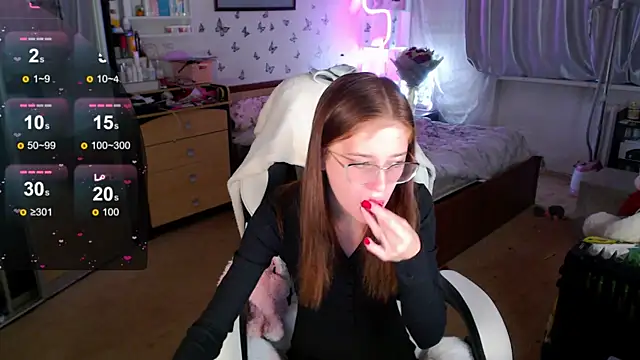 Kira honeyy online show from October 9, 2025, 6:03 am