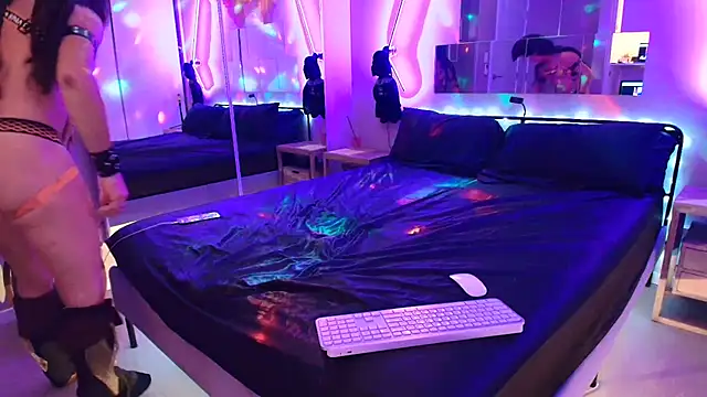 Snapshot of MikyFoxx chatting on November 1, 2025, 4:19 am MikyFoxx online show from November 1, 2025, 4:19 am