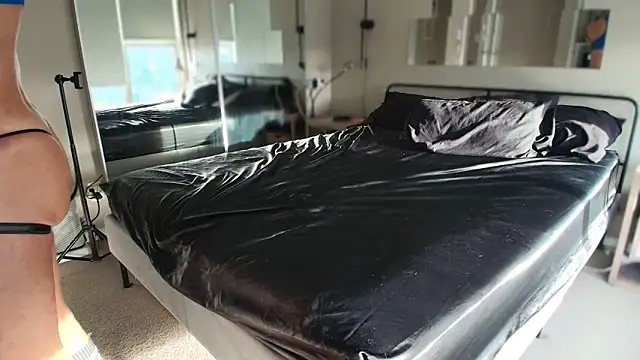 MikyFoxx online show from December 17, 2025, 10:37 pm