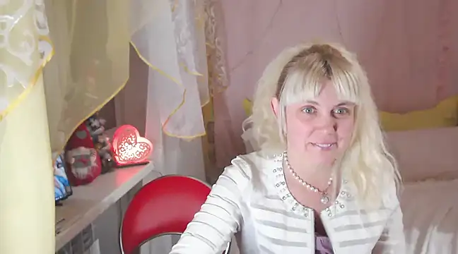 SunnySylvia online show from December 16, 2024, 5:11 pm
