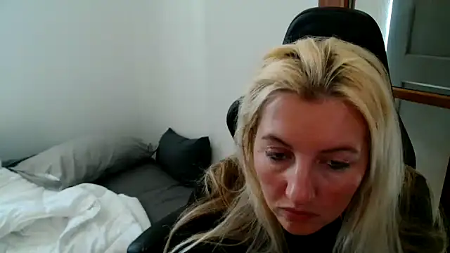 Mllesha74000 online show from April 6, 2026, 1:01 pm