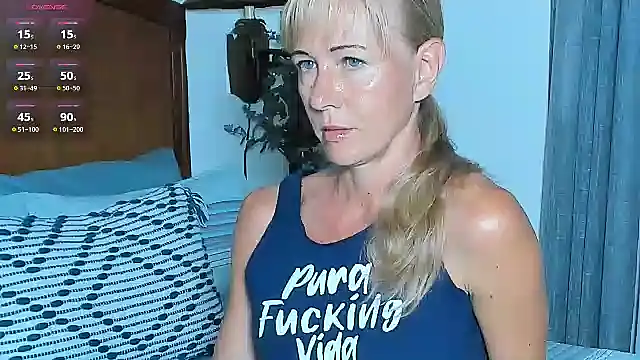 Snapshot of Christine_35 chatting on October 20, 2025, 12:27 pm Christine 35 online show from October 20, 2025, 12:27 pm