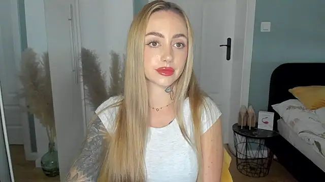 sexyCoralie online show from June 1, 2026, 1:44 pm