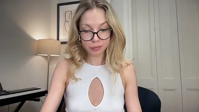 Cutensadistic online show from March 18, 2025, 5:44 pm