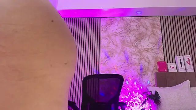 JuliRamirez online show from February 22, 2026, 1:35 pm