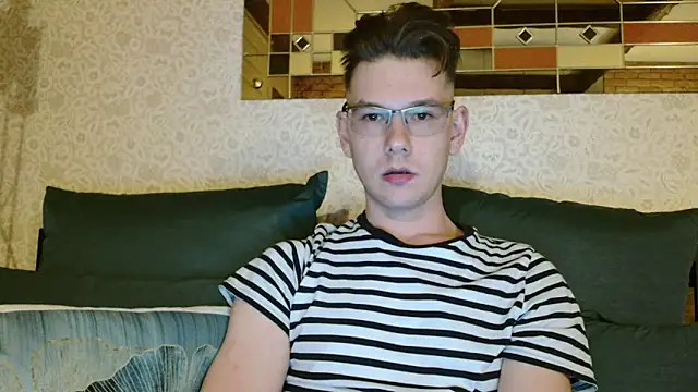 Snapshot of newcomer_2021 chatting on October 10, 2025, 5:03 pm newcomer 2021 online show from October 10, 2025, 5:03 pm