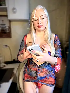 Snapshot of LaraHollywood chatting on November 16, 2025, 7:02 am LaraHollywood online show from November 16, 2025, 7:02 am