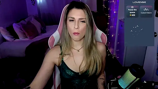 Snapshot of queenxlexy chatting on December 15, 2024, 8:04 pm queenxlexy online show from December 15, 2024, 8:04 pm