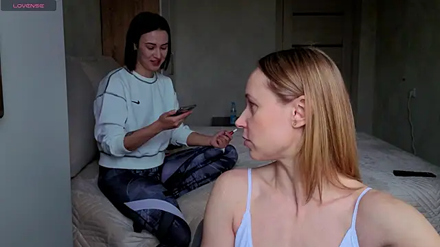 sweeetgirls2021 online show from April 19, 2026, 2:56 am