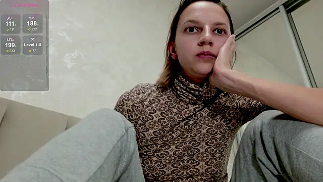 Snapshot of Alisa-w chatting on November 17, 2025, 2:32 pm Alisa-w online show from November 17, 2025, 2:32 pm