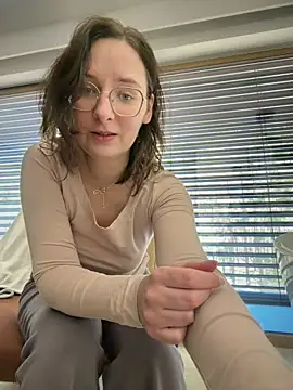Snapshot of The_Snowwhitee chatting on May 2, 2026, 9:47 am The Snowwhitee online show from May 2, 2026, 9:47 am