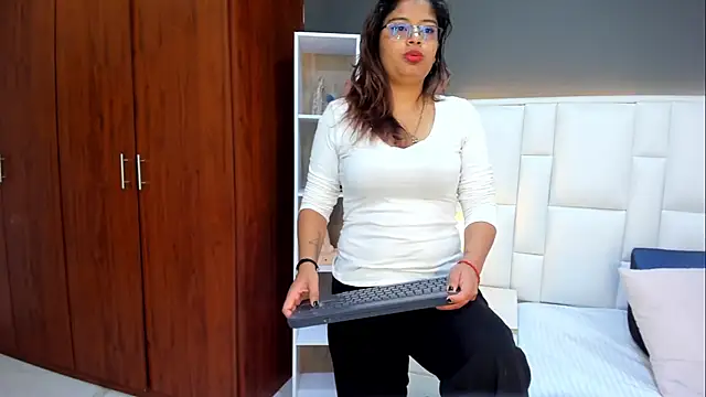 yeral2017 online show from November 19, 2025, 1:55 pm