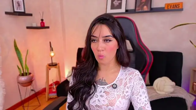 EmmyEvans1 online show from February 17, 2026, 7:44 pm