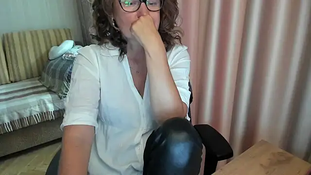 Snapshot of lauraoven chatting on July 20, 2026, 10:39 am lauraoven online show from July 20, 2026, 10:39 am