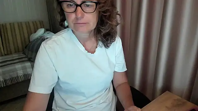 Snapshot of lauraoven chatting on July 22, 2026, 1:57 pm lauraoven online show from July 22, 2026, 1:57 pm