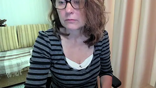 Snapshot of lauraoven chatting on June 20, 2026, 7:24 am lauraoven online show from June 20, 2026, 7:24 am