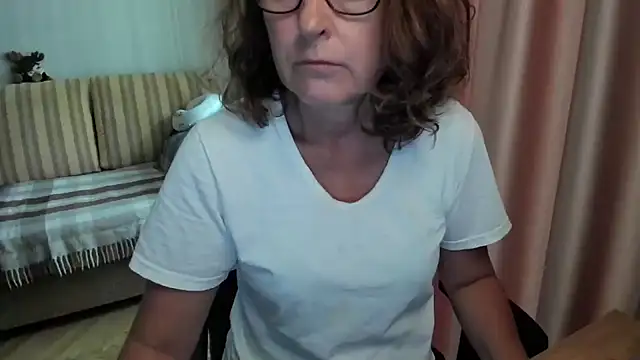 Snapshot of lauraoven chatting on August 2, 2026, 8:01 am lauraoven online show from August 2, 2026, 8:01 am