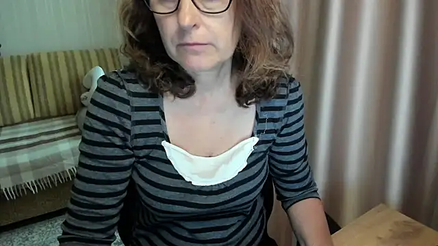 Snapshot of lauraoven chatting on June 18, 2026, 10:42 am lauraoven online show from June 18, 2026, 10:42 am