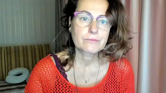 lauraoven online show from October 15, 2025, 6:54 am