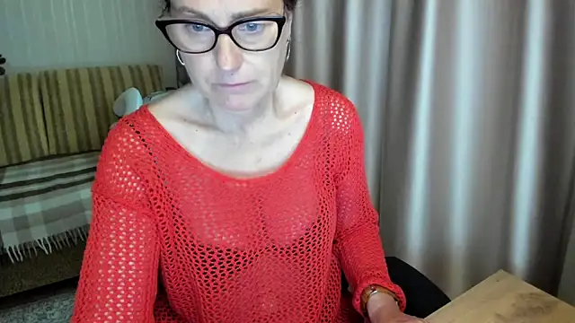 Snapshot of lauraoven chatting on June 17, 2026, 2:05 pm lauraoven online show from June 17, 2026, 2:05 pm