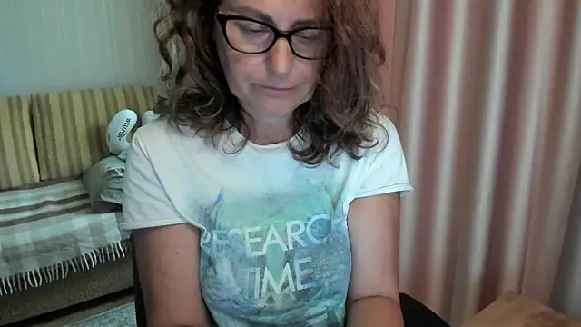 Snapshot of lauraoven chatting on July 14, 2026, 8:52 am lauraoven online show from July 14, 2026, 8:52 am