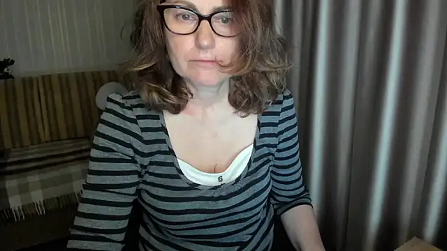 Snapshot of lauraoven chatting on May 5, 2026, 6:22 pm lauraoven online show from May 5, 2026, 6:22 pm