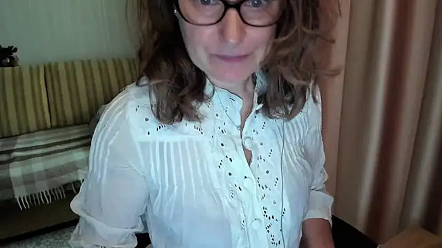Snapshot of lauraoven chatting on June 21, 2026, 8:09 am lauraoven online show from June 21, 2026, 8:09 am