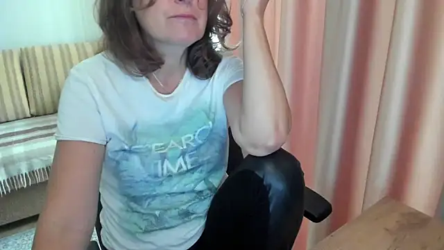 Snapshot of lauraoven chatting on July 15, 2026, 6:42 am lauraoven online show from July 15, 2026, 6:42 am