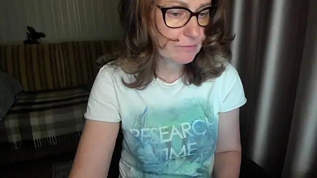 Snapshot of lauraoven chatting on April 29, 2026, 6:03 pm lauraoven online show from April 29, 2026, 6:03 pm