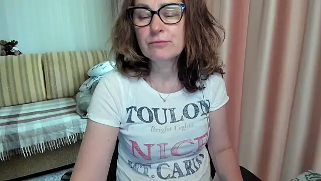 Snapshot of lauraoven chatting on May 28, 2026, 10:32 am lauraoven online show from May 28, 2026, 10:32 am