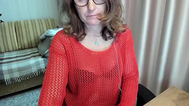 Snapshot of lauraoven chatting on June 14, 2026, 11:33 am lauraoven online show from June 14, 2026, 11:33 am