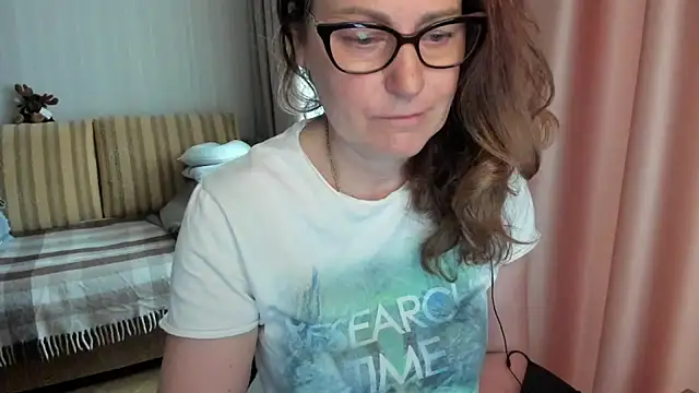 Snapshot of lauraoven chatting on April 28, 2026, 8:08 am lauraoven online show from April 28, 2026, 8:08 am
