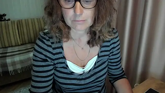 Snapshot of lauraoven chatting on July 6, 2026, 9:16 am lauraoven online show from July 6, 2026, 9:16 am
