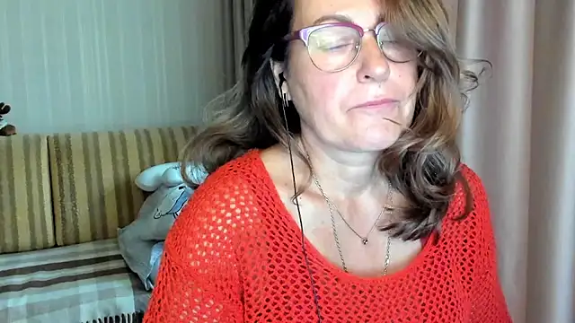 lauraoven online show from October 3, 2025, 6:48 am