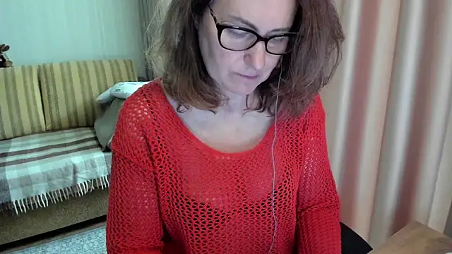 Snapshot of lauraoven chatting on June 13, 2026, 7:17 am lauraoven online show from June 13, 2026, 7:17 am