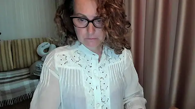 Snapshot of lauraoven chatting on July 12, 2026, 12:50 pm lauraoven online show from July 12, 2026, 12:50 pm