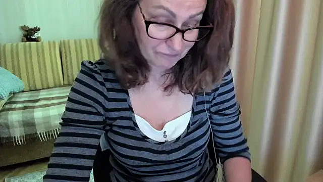 Snapshot of lauraoven chatting on June 19, 2026, 8:20 am lauraoven online show from June 19, 2026, 8:20 am