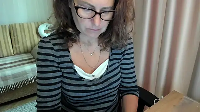 Snapshot of lauraoven chatting on July 8, 2026, 7:20 am lauraoven online show from July 8, 2026, 7:20 am
