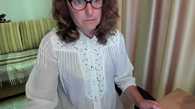 Snapshot of lauraoven chatting on July 4, 2026, 8:31 am lauraoven online show from July 4, 2026, 8:31 am