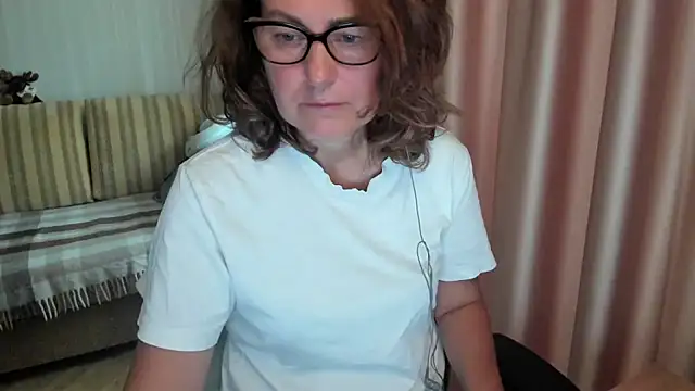 Snapshot of lauraoven chatting on July 24, 2026, 7:15 am lauraoven online show from July 24, 2026, 7:15 am