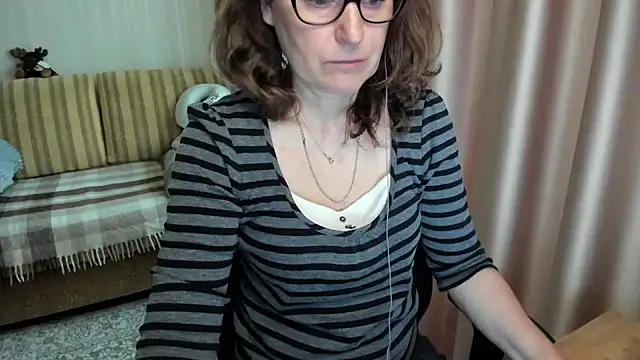Snapshot of lauraoven chatting on May 29, 2026, 7:14 am lauraoven online show from May 29, 2026, 7:14 am
