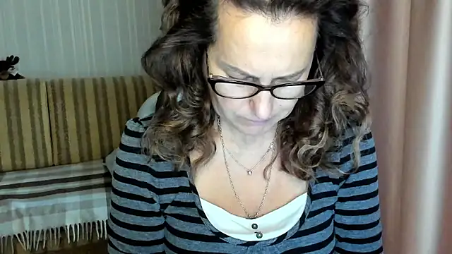 lauraoven online show from October 24, 2025, 7:29 am